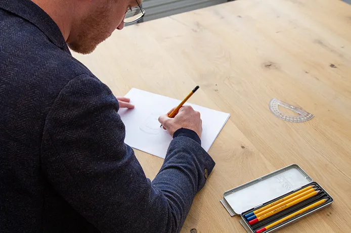 Man tekent ontwerp van een Duroflame Pelletkachel