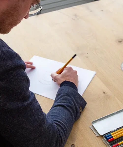 Man tekent ontwerp van een Duroflame Pelletkachel